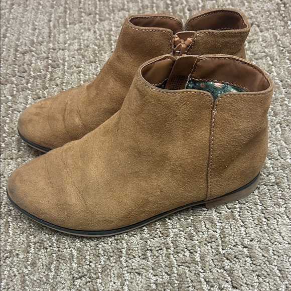 Kids Girls Tan Suede Ankle Boots - Picture 3 of 5